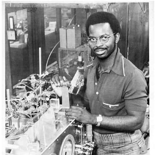 Quelques années plus tard, en 1976, Ronald McNair prépare son doctorat, portant sur la technologie laser, au prestigieux MIT de Boston.