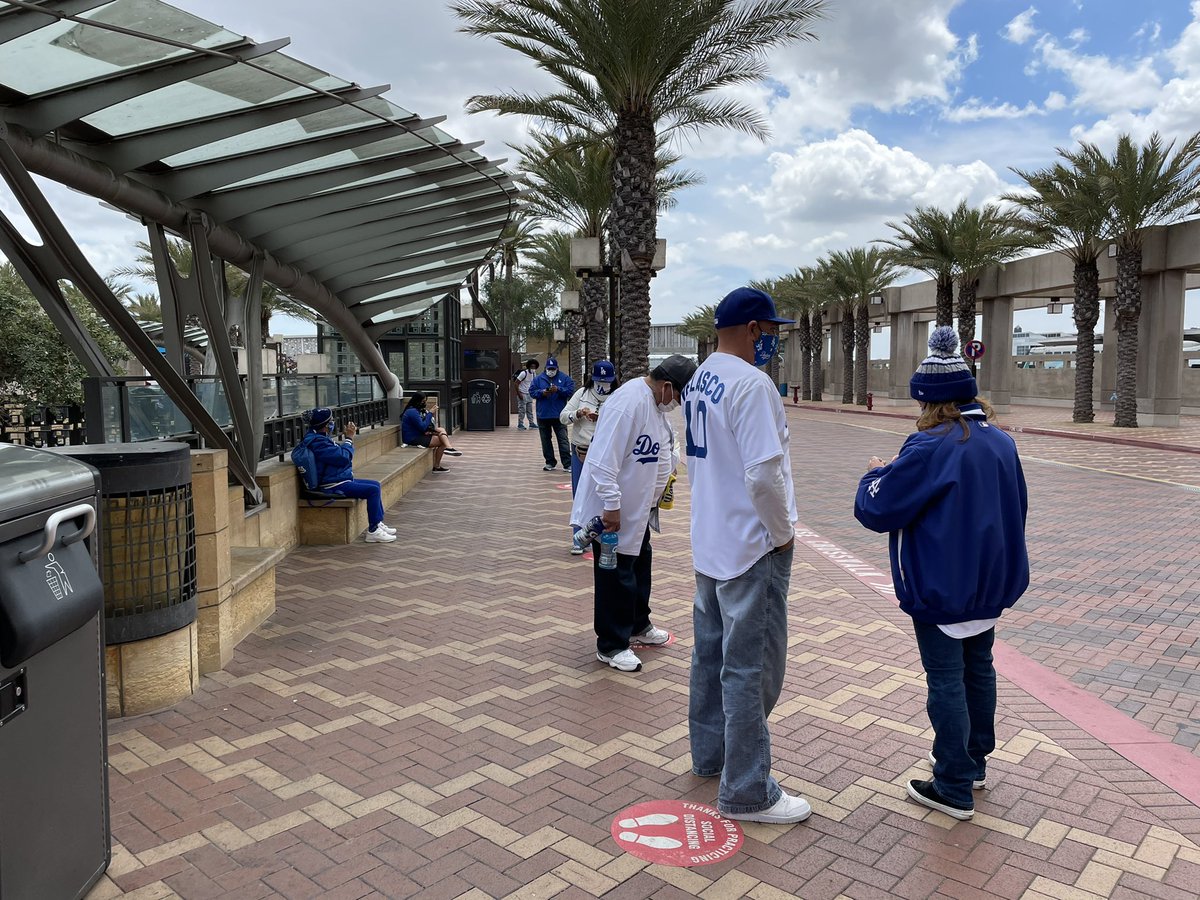 There was a Dodger game at 4pm today and Union Station is where fans catch the free shuttle to the stadium. I talked to the Velascos who took Metrolink from Fontana but didn’t make their usual trip to Olvera Street for pre-game beers due to the closures  #Oscars  