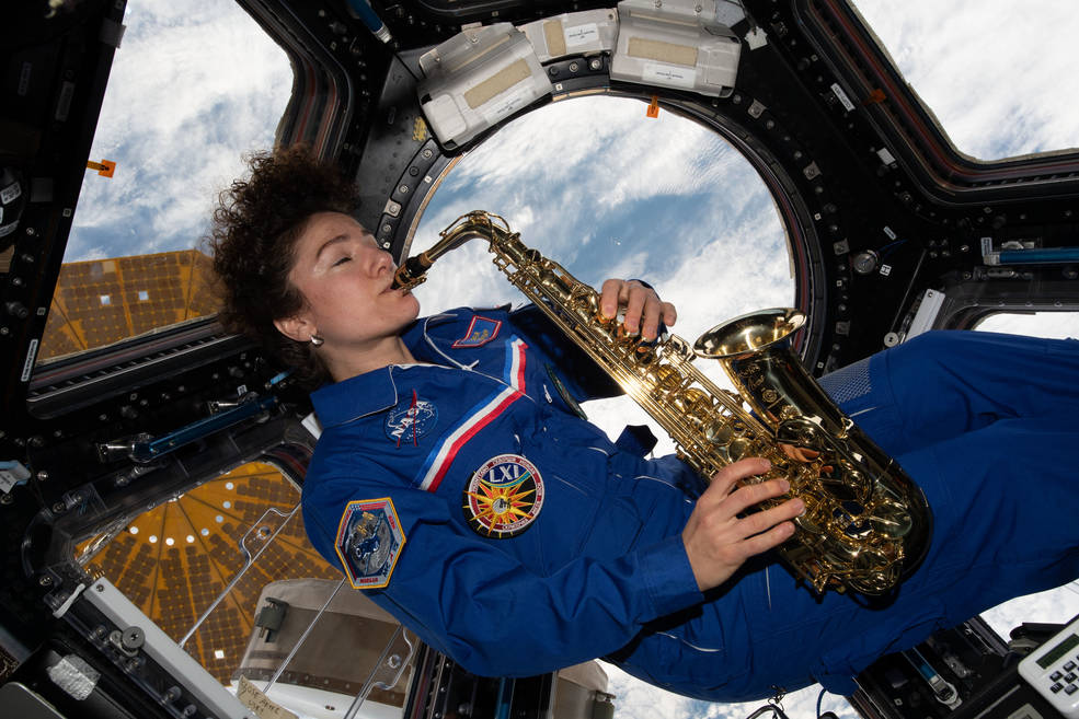 Récemment, la NASA a posté une photo de l’américaine Jessica Meir ( @Astro_Jessica) jouant du sax alto dans l’ #ISS, et je me demande d’ailleurs si ce n’est pas celui de  @Thom_astro, car, pour des raisons de poids, il est impossible de renvoyer son Selmer sur terre.