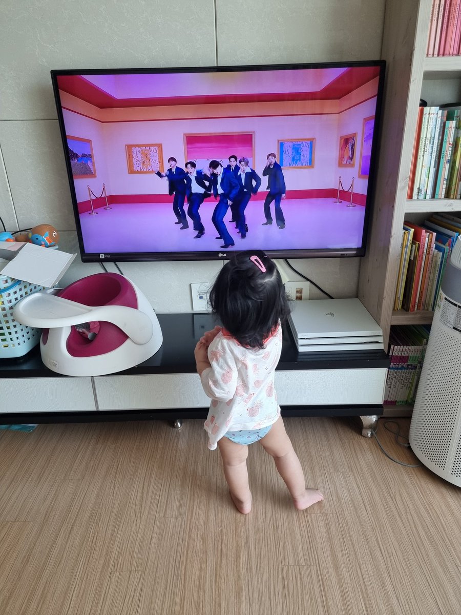 cgxdgod's tweet photo. 우리집에 사는 쪼꼬미 아미
하하하 하면 다이너마잇 틀어줄때까지 띵깡🤣
야옹이빤쮸입고 궁둥이 실룩실룩하는게 너무 기여어😍 https://t.co/I7NCxbCEra