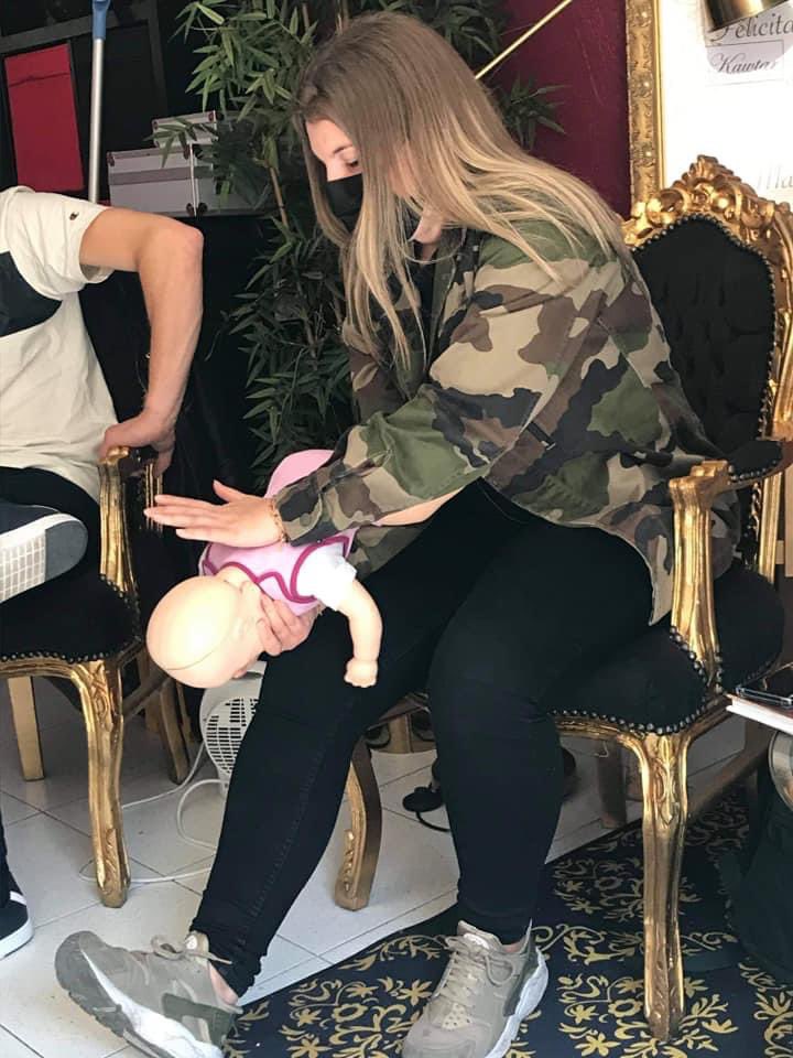 HumanitaireMtp's tweet photo. ✨Formation aux #premierssecours✨

Family Sauvetage offre aux membres de l'AHM une formation aux gestes de premier secours sur 3 dates. 

Les premiers #benevoles ont été formés jeudi 22 par Laurent, tandis que les prochains le seront les prochains 27 avril et 11 mai.
1/2 https://t.co/hzinuwlkTT