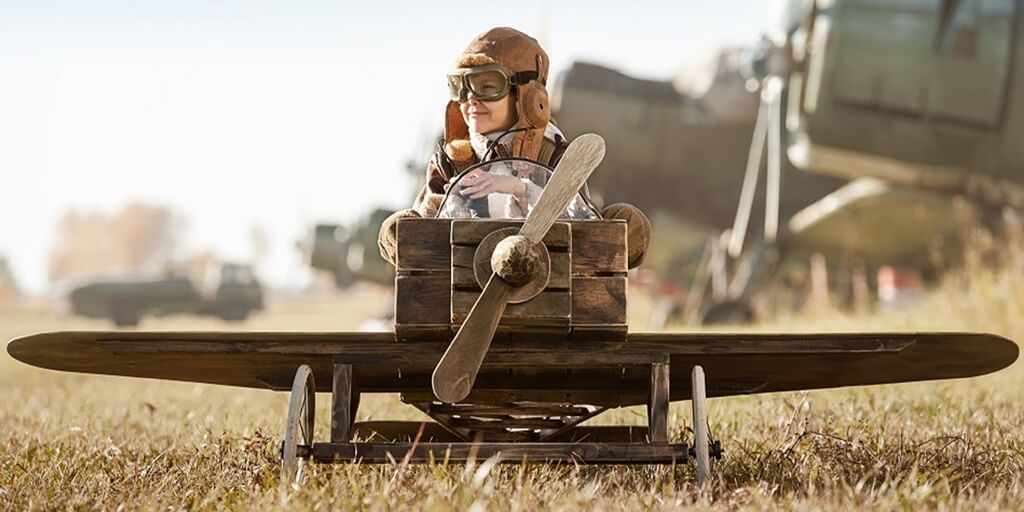 Yüksek stres altında ve saat mevhumu olmaksızın çalışan, gökyüzünü evi bilen pilotların Dünya Pilotlar Günü'nü kutlarız. #birollarotomotiv #pilotlargünü #mercedesbenz