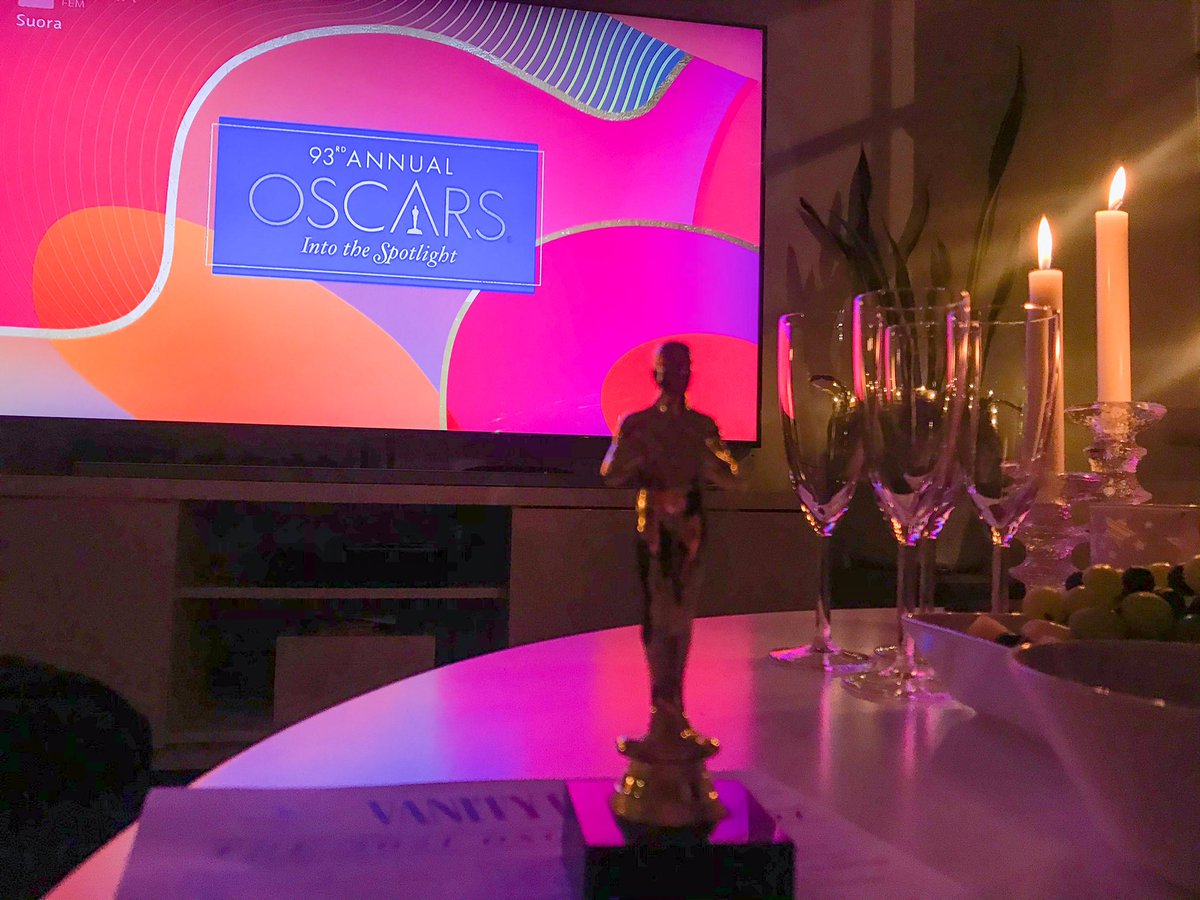 Oscarit on tältä vuodelta jälleen jaettu ja en tiedä, mutta mun makuun poikkeusolot valitettavasti näkyivät ja välittyivät kotisohvalle saakka. Ensi vuonna toivottavasti gaala - ja maailman meno -  palaa entiseen charmiinsa. 🏆 #Oscarit
