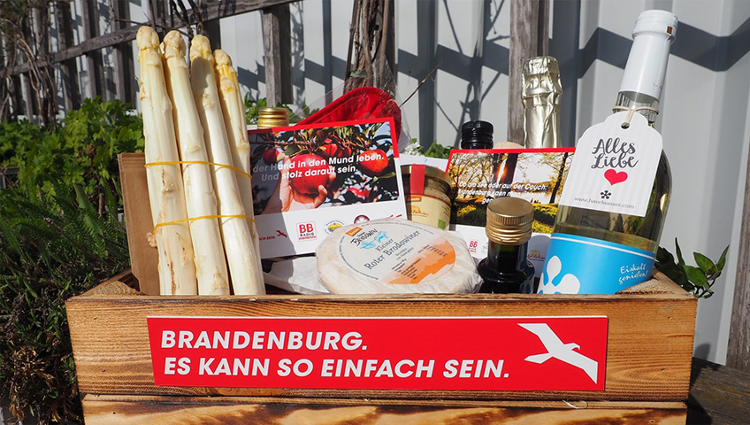 Staatskanzlei Brandenburg (@staatskanzleibb) on Twitter photo Ab heute gehen die brandenburger Schlemmerkisten wieder auf Reisen. Engagierten Menschen mit regionalen Spezialitäten "Danke" sagen. Das ist die Idee hinter der Aktion von Landesmarketing, <a href="/_BB_RADIO_/">BB RADIO Länderwelle</a> und regionalen Anbietern. Bis Freitag können Supermenschen nominiert werden.👇 Ab heute gehen die brandenburger Schlemmerkisten wieder auf Reisen. Engagierten Menschen mit regionalen Spezialitäten "Danke" sagen. Das ist die Idee hinter der Aktion von Landesmarketing, <a href="/_BB_RADIO_/">BB RADIO Länderwelle</a> und regionalen Anbietern. Bis Freitag können Supermenschen nominiert werden.👇