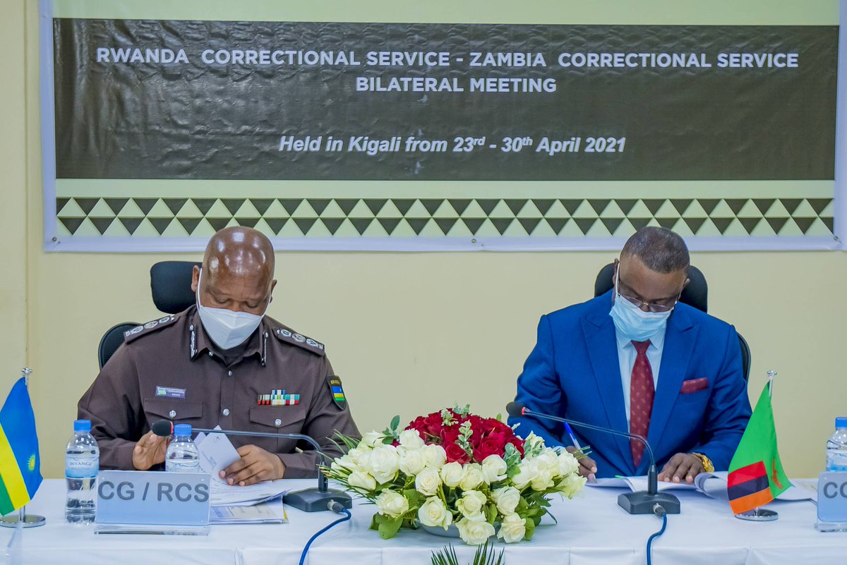 IGIHE's tweet photo. Nyuma y'ibiganiro byahuje impande zombi, habayeho umuhango wo gisinya amasezerano y'ubufatanye hagati ya CG Juvénal Marizamunda na Dr Chisela Chileshe. https://t.co/2BVoqOF2Fu