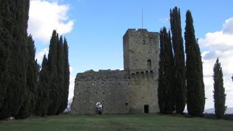 VecchieVie's tweet photo. Conosciamo questo gioiello di castello, immerso nella splendida valle casentinese, vicino al parco delle #forestenazionalicasentinesi #CastellodiRomena.
https://t.co/jR6sWvWJwv https://t.co/a7xg7Lyk7t