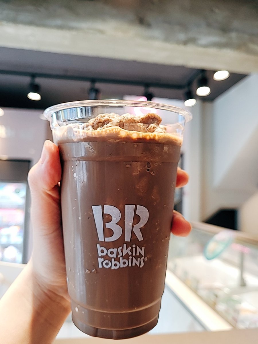 생각한김에 바로 만들어봤어요!
그냥 감으로 
만월회 원액 100g+우유 70~80g+얼음 17개(300g정도) 
넣고 갈았더니 딱 진하고 좋아요😆
단거 좋아하시는 분들은 여기에 초코시럽 한펌프 정도 넣어서 드시면 좋을 것 같아요!