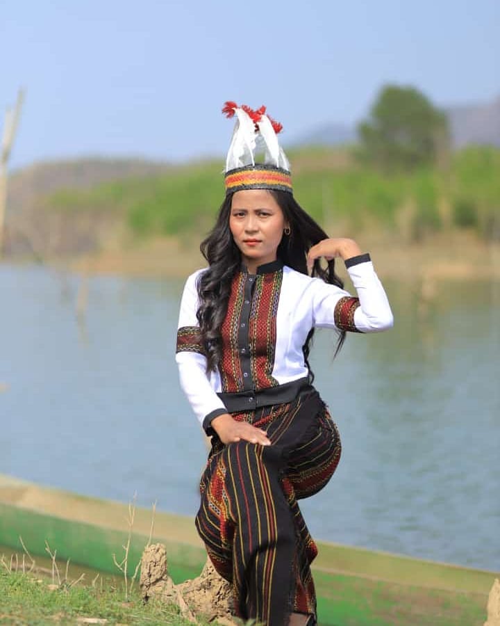 Our Traditional dress Puanchen (khiangkawi) Vaiphei - YouTube