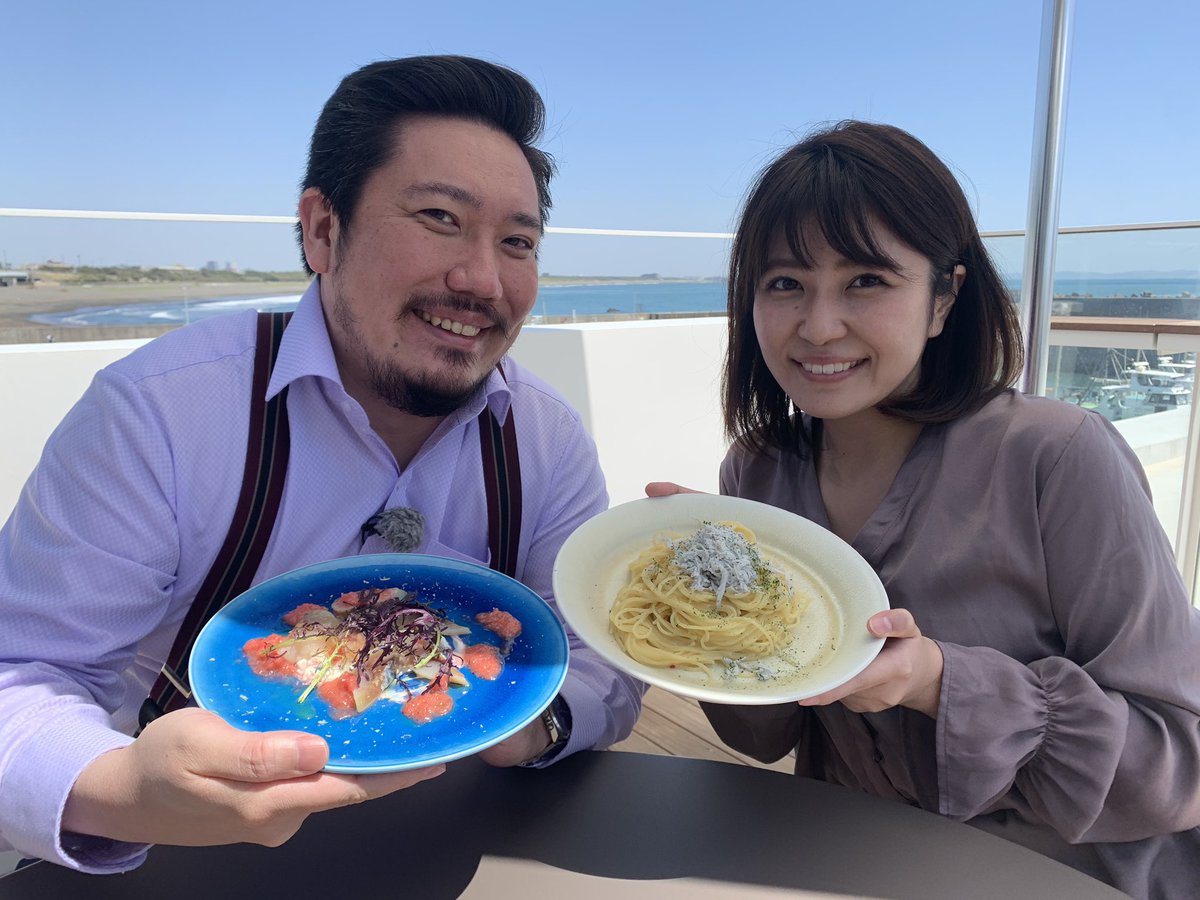 29marukochan's tweet photo. 湘南ジャーナルさんとの共同企画「湘南メディアコーペレーション」では、4月17日にオープンした、港版の道の駅 #OISOCONNECT をご紹介🐟
とにかく大磯の魅力たっぷりなフードや地場産品が👀私のおすすめは大磯カレーパン🥐さらにいけすにはサメが？🦈
湘南チャンネル (CATV002ch)
4/27～放送 📺　#大磯 https://t.co/iSlTpEOLcF
