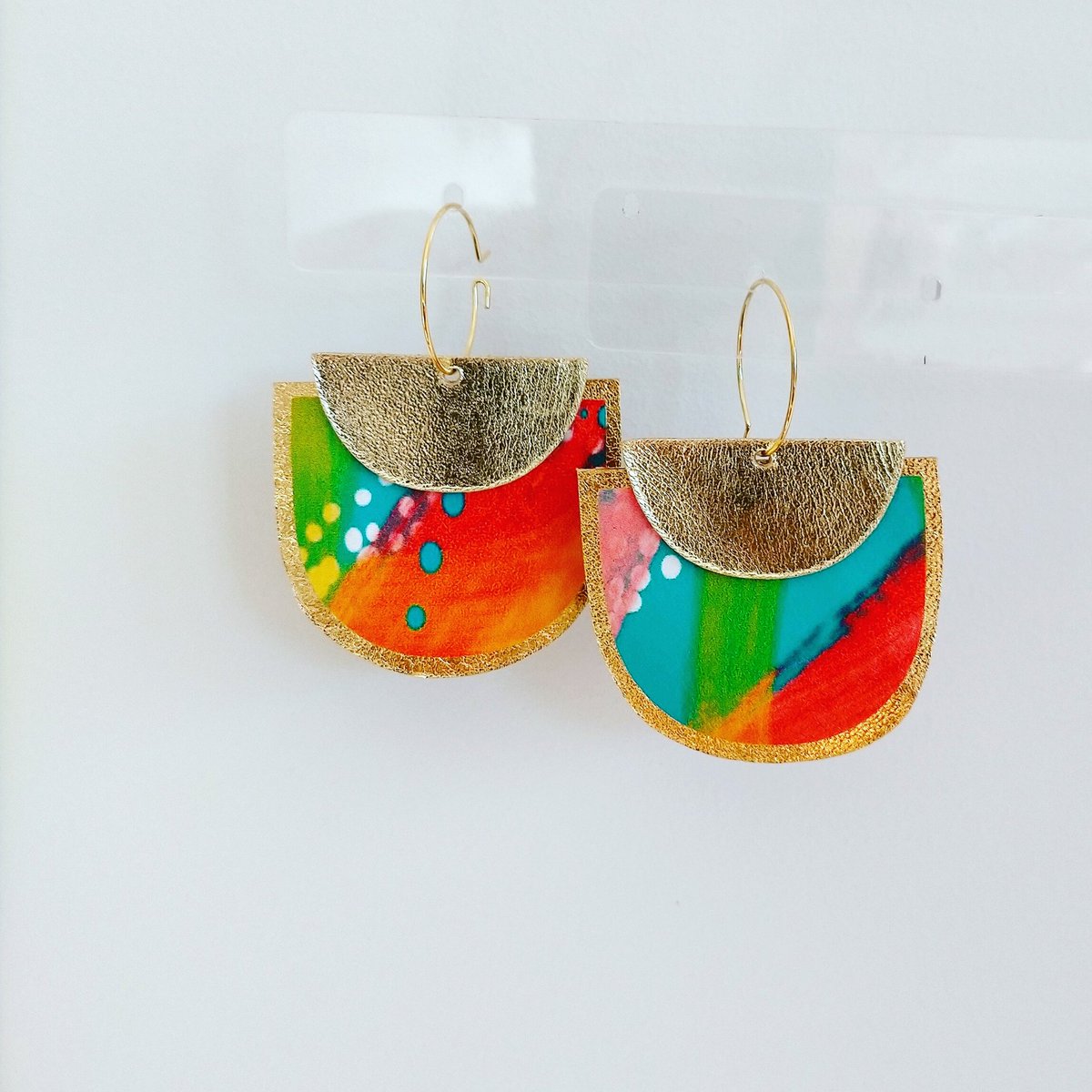 Just having a play since we have a public holiday in Qld think I'll call these Holiday 😜  whatcha think ! 

#aborigianlartist #statementearrings #wearableart  #holiday #earringmaker