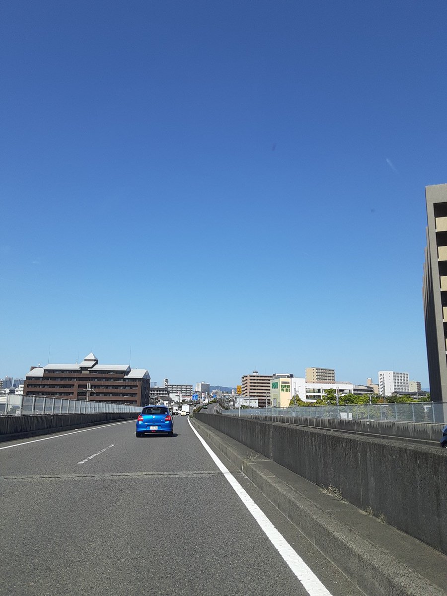 yspshiga's tweet photo. 今日の滋賀は

突き抜ける快晴。

そんな日に

ブルーにメッキの3Dエンブレムが
映える✨

#JOGDX  配送納車😆

ありがとう！小林クン

翼が生えたなっ🐥 https://t.co/1qLPbRVTRi