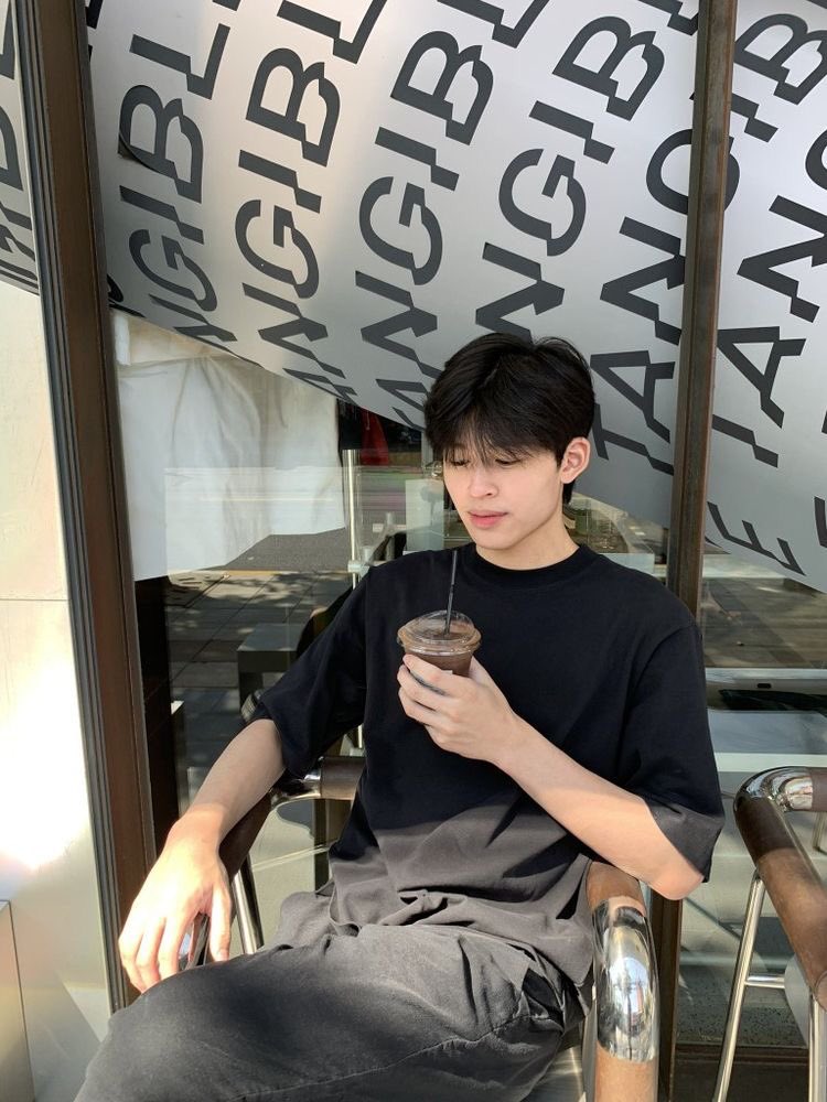 jakekfle's tweet image. คุณณราวิชญ์ เราชอบเวลาคุณยิ้มมากเลยนะ รอยยิ้มคุณเติมเต็มความสุขให้เรา ขอใหคุณมีความสุขกับการทำงานมากๆนะ ถ้าคุณท้อมีปังปอนด์คนนี้คอยให้กำลังใจเสมอนะ สู้ๆ🧡

#EFMFandomxPPnaravit