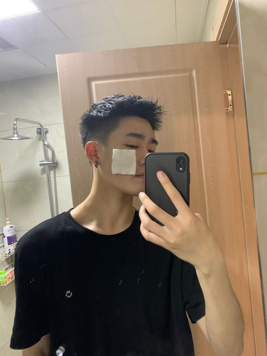 在理发店狂吃零食 tweet media