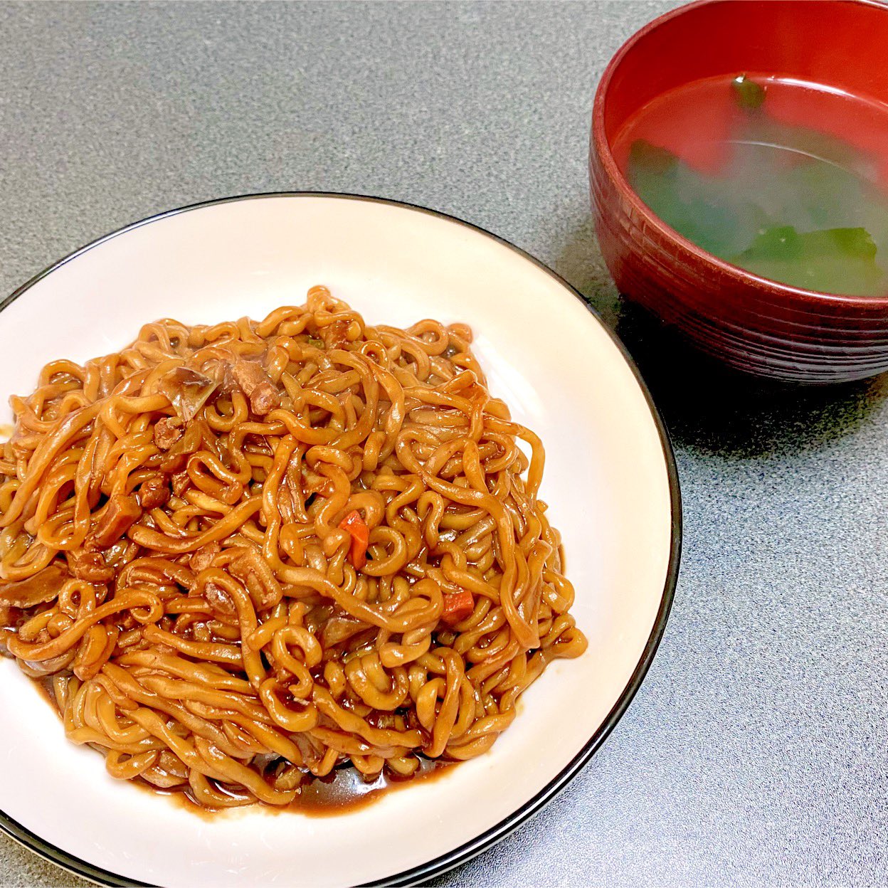 山内健嗣 本日の男飯お昼ご飯 짜파게티 チャパゲティ です 韓国ドラマによく出てくるジャージャー麺だね 作ってみるとまさにドラマに出てくるやつだ 味は まあ普通かな しかしカルディ行くとついつい色々買ってまうなぁ 男子ごはん 男飯 韓国