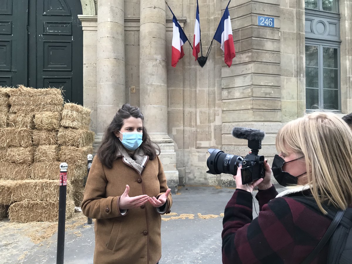 👋 <a href="/barbarapompili/">Barbara Pompili</a>, ce matin, nos militants et militantes sont venus vous faire passer un message.

Sur la question des nouveaux OGM, votre silence est complice. Vous devez réagir et apporter une réponse publique à la hauteur de l'enjeu. #StopNouveauxOGM