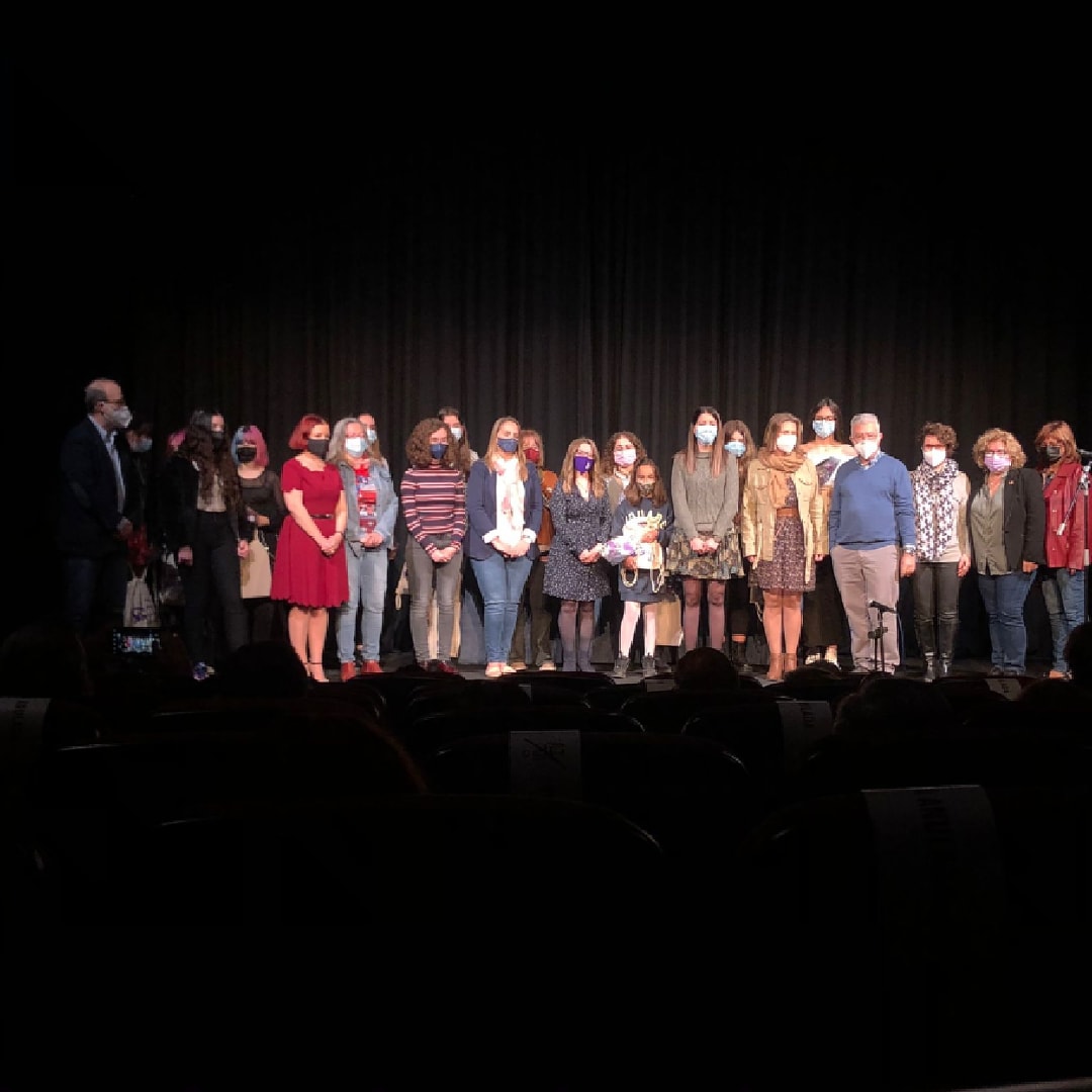 cole_sagrada's tweet photo. Felicitem la nostra #professora Mercedes pel premi aconseguit en el V #Concurs de #Microrelats per la @Igualtat, organitzat per @IgualtatAlzira ♀️. @AjuntAlzira @IgualtatAjt @bromera @caixapopular https://t.co/C6lA0J51oN