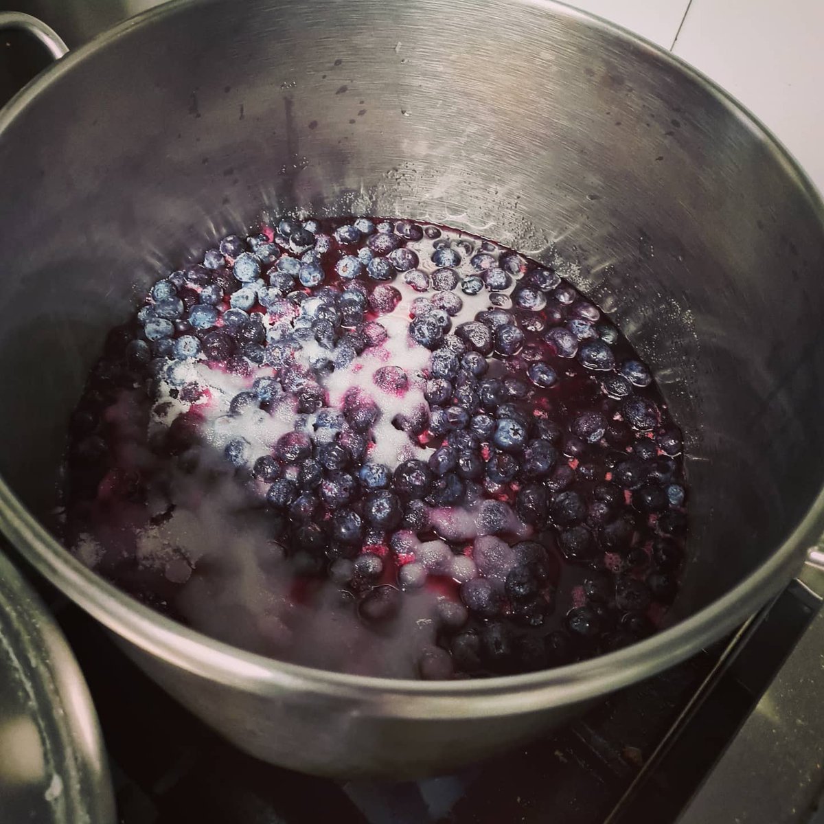 Dulce de arándanos de Nalda,recogidos por @sandravillenaruiz.
Te chupas los dedos, que sabor!!!!
Mañana la tarta!!! 
🤩🤩🤩🤩🤩🤩🤩

#arandanos #tarta #nalda  #sweet
#latabernadebaco #orejadecerdo
#callelaurel #callesanagustin #larioja #logroño #localseguro #glutenfree #tapas