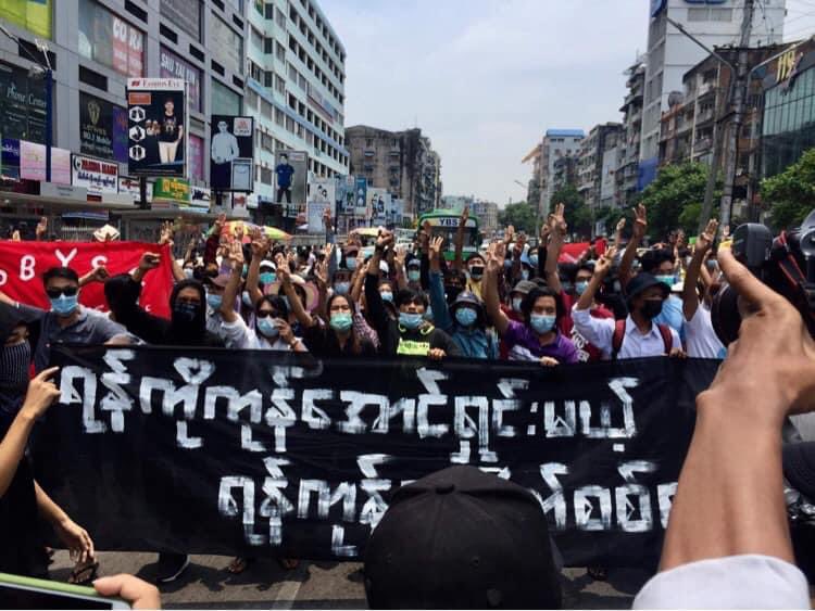 poemamhethar's tweet photo. The determination of people against the Coup shown in resistance. 
Yangon’s Resistance today. 
#WhatsHappeningInMyanmar #Apr26Coup https://t.co/06PsODhHKg