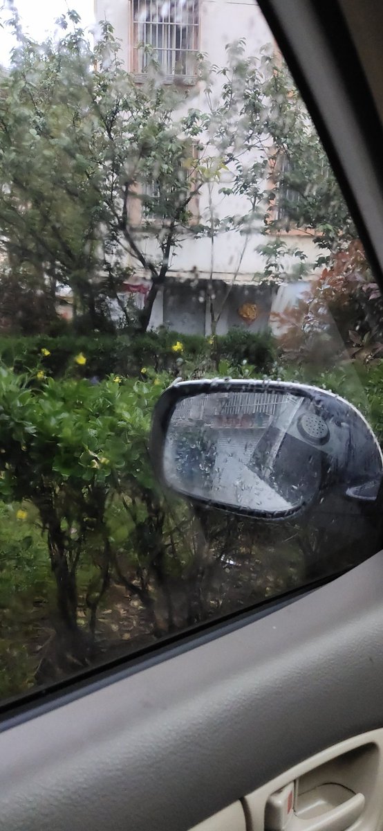 下雨天就是个湿身的日子