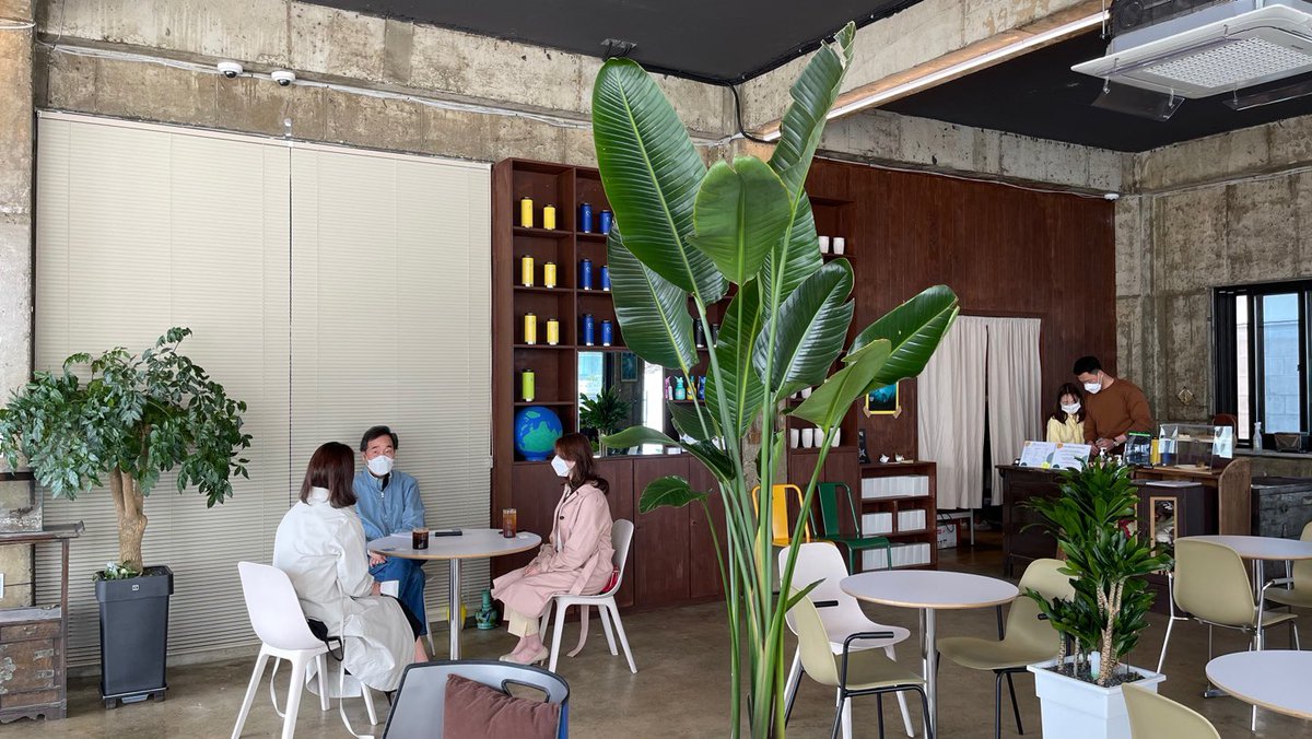 광주, 부산, 창원 등에서 여러 청년들의 말씀을 찬찬히 들었습니다. 카페나 공원에 앉아, 또는 길을 함께 걸으며 청년들의 일과 꿈, 고민과 불안, 현실과 모색을 들었습니다. 
제가 만난 청년들은 하시는 일도 다양했습니다. 제가 전혀 몰랐던 분야에서 창업하신 분도 계셨습니다.