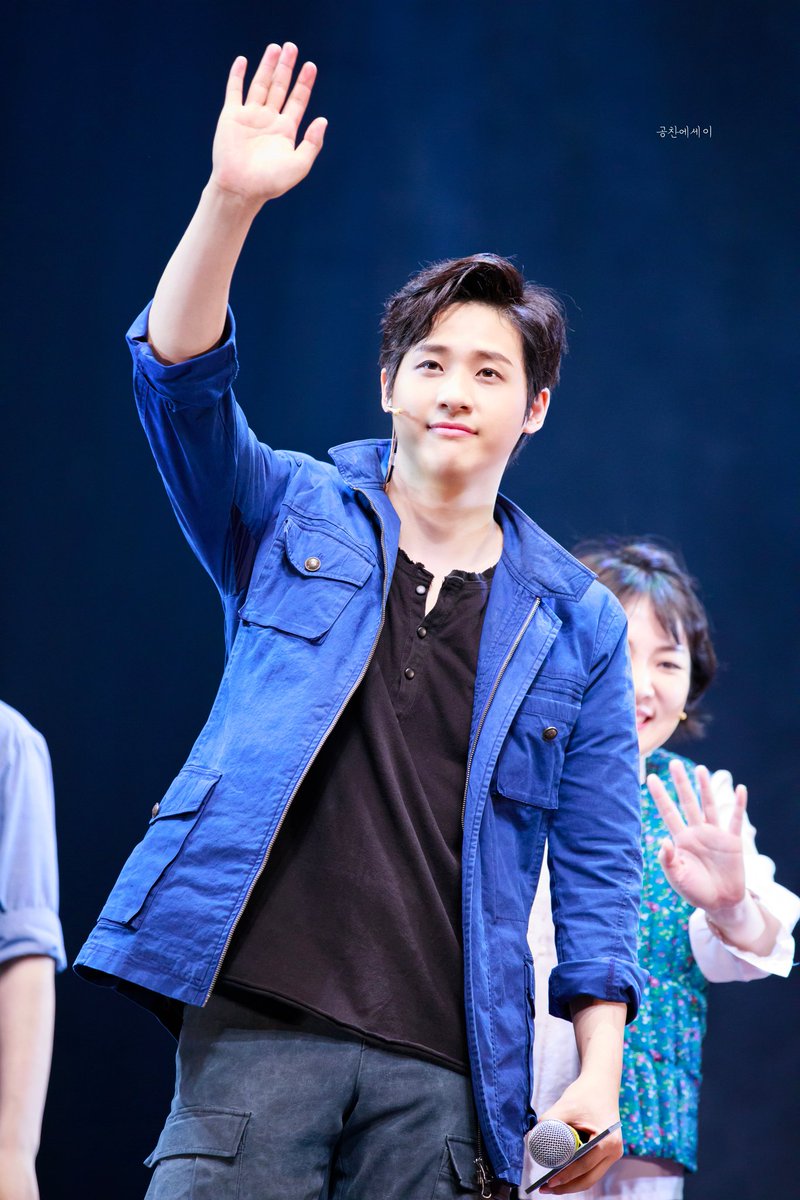 210425 

오빠들한테 인사하는 🐻
#신우 #B1A4 <a href="/B1A4_CNU/">신우</a> #뮤지컬광주