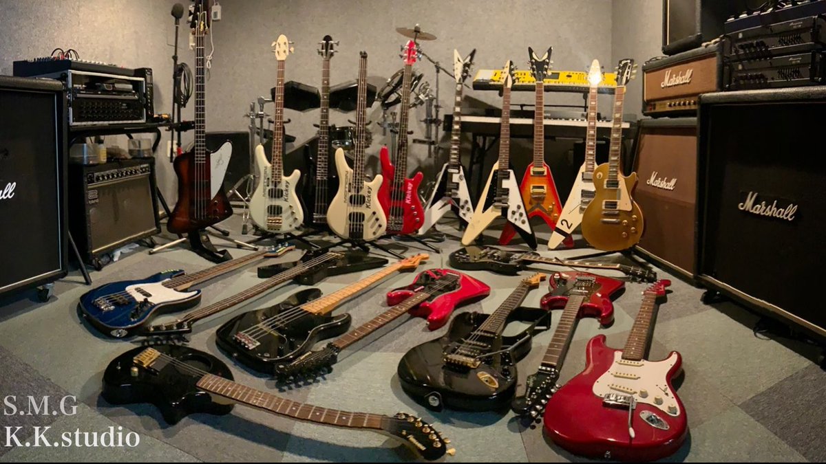 久しぶりにギター類を自宅スタジオで全部出してみた。。

楽器はいいけどケースが恐ろしく山積み。。w