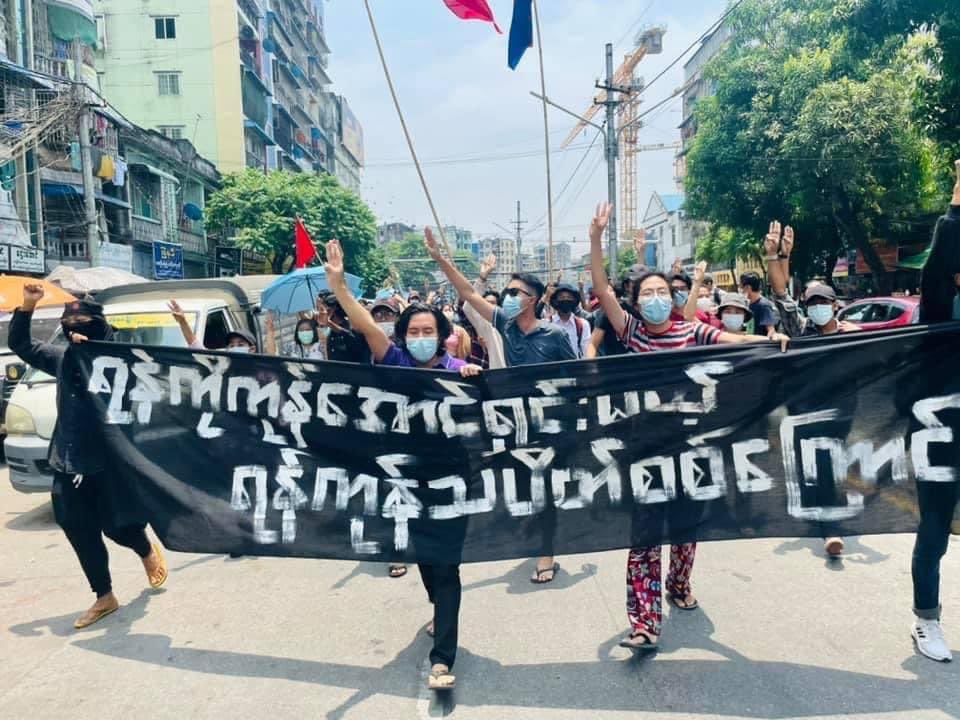 cape_diamond's tweet photo. #MYANMAR 'Yangon Strike To End The Strife' today — the meaning of #Yangon in Burmese translated into 'End of Strife’ 

Clear Youths are not happy with #ASEAN, holding the banners seen the hashtags like #RejectASEAN and #ShameOnYouASEAN. 

#WhatsHappeningInMyanmar #Apr26Coup https://t.co/NL9T3lsPo3