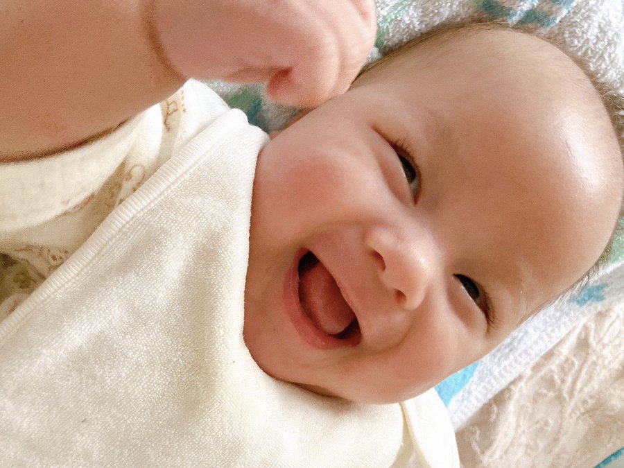 赤ちゃんが笑う理由は よく笑う子に育てるには 笑いがないと自閉症 Yotsuba よつば
