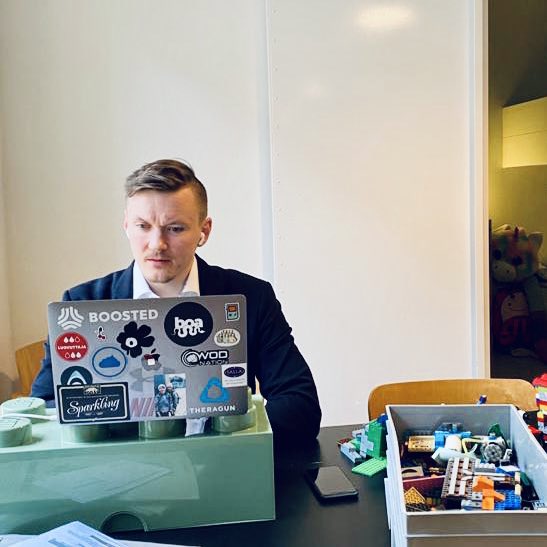 Kick-off of the #AI4point0FI initiative 💎. We aim to make 🇫🇮 a sustainable leader in the #twintransition 👯🧮🌳. As you can see my home office setup is very pro. Interim report 📝 (FI) available ➡️: julkaisut.valtioneuvosto.fi/handle/10024/1… #ArtificialIntelligence