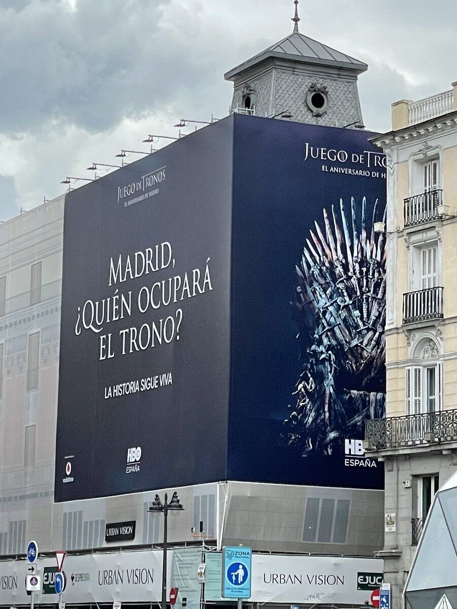 Un gran ejemplo de cuando la publicidad solo se entiende en un espacio-tiempo determinado <a href="/HBO/">HBO</a> 👏🏽👏🏽👏🏽 

#advertising #marketing #streetmk #publi
