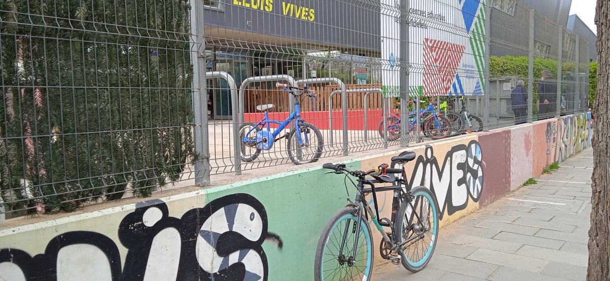 DIA 26 DE 30. Matí ennuvolat amb bici al cole pels carrers del poble #AMBbici #30diesAMBbici <a href="/30diesambbici/">@30diesambbici</a> #30daysofbiking #30DEB #30DOB #30diasenbici <a href="/30daysofbiking/">30 Days of Biking</a> <a href="/30diasenbici/">30 Días en Bici</a> <a href="/bicicletaAMB/">Bicicleta AMB</a> <a href="/yerkabikes/">Yerka Bikes</a> <a href="/cebllob/">Consell Esportiu del Baix Llobregat</a> <a href="/elbaixllobregat/">El Baix Llobregat</a> #alcoleenbici <a href="/macridemore/">Mac Ride</a> <a href="/EscolaLlVives/">Escola Lluís Vives</a>