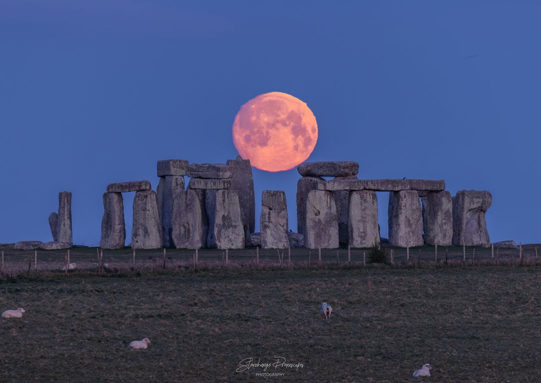 The #PinkMoon setting at Stonehenge this morning.🌕🔭💫Credit - Nick Bull