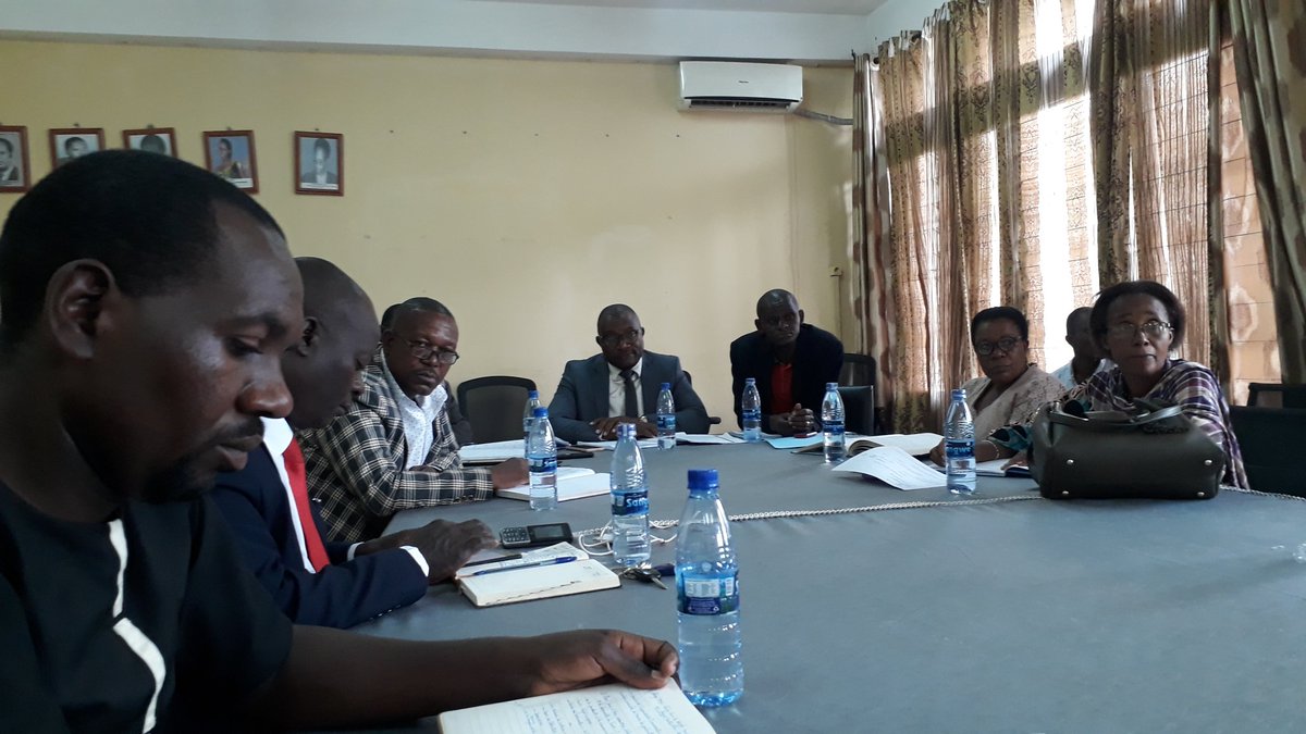 Lors de la réunion hebdo de ce  26 avril 2021,le Ministre de l'Education Nationale et de la RS Dr François HAVYARIMANA a réitéré son engagement à faire respecter le règlement scolaire.Cela après diffusion des photos des lauréates  récemment diplômées ds des tenues indécentes.
