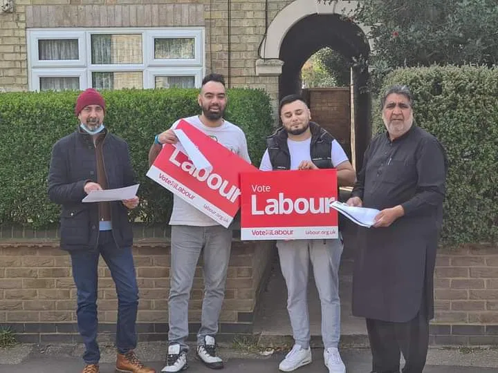 DaveAtherton20's tweet image. Tariq Mahmood is a Labour Party member &amp;amp; convicted vote-rigger is out again on the campaign trail. In 2008 he received a 15-month sentence for his part in a “systematic campaign of electoral fraud.”

Hold onto your ballots. Hat tip @Jay_Beecher vote-watch.com/2021/04/26/lab…