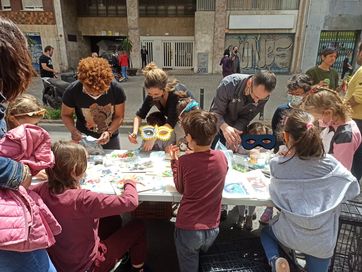 ProuTransit's tweet photo. Los talleres de mosaicos y semilleros 🌱 estuvieron a tope. Los peques quieren aprender y el espacio liberado puede ser educativo y lúdico a la vez. No se perdían un detalle de las explicaciones 😍🤩🤓
Fuera #AutopistasUrbanas
#proutransit #RevoltaVeïnal #recuperemlaciutat #25A https://t.co/xj1kS8CPAb