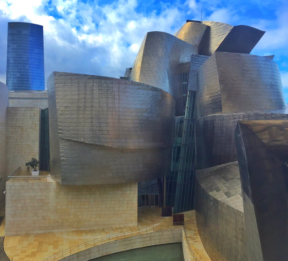 The Guggenheim is such a lovely building ❤️💚❤️

#bilbao #modernart #architecture #guggenheim #guggenheimbilbao #museum #tower #skyscapper #architecturelovers #visitspain #discoverspain #basquecountry #discovereurope #europe #paisvasco #evolution #transformation #iberdrola #tour