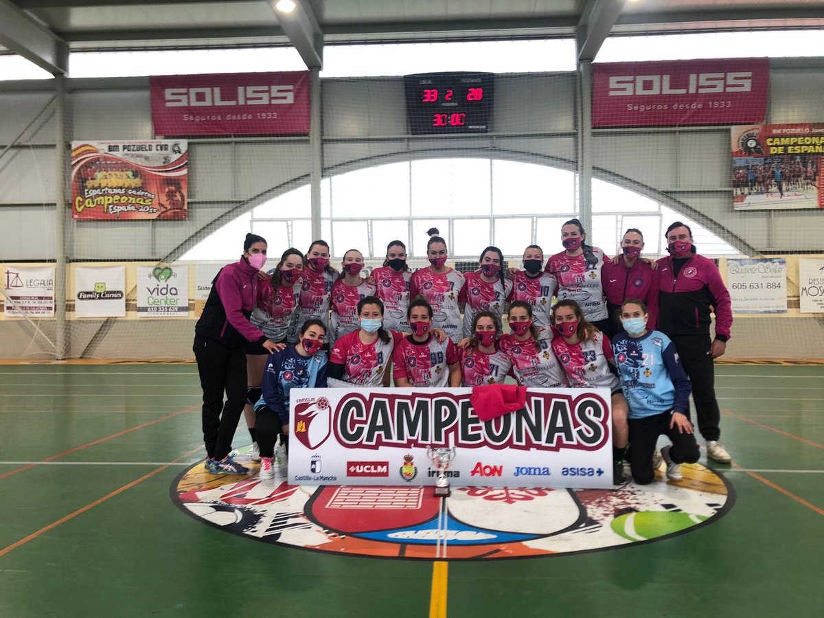fbmclm's tweet photo. ☕️ ¡Buenos días 👋🏼!
🏆 ¡El filial del @BMPozueloCva, CAMPEÓN DE C-LM ❤️🖤!
ℹ️ Las Espartanas vencieron 33-28 en una gran final a @HandballManzan.
🎟 Las manzanareñas 💖💜 representarán a nuestra región en la Fase de Ascenso a #DHPFem!
#️⃣ #DivSeniorFem🤾🏽♂️
#TeamCLM 🛡 https://t.co/XOIAEJw6fU