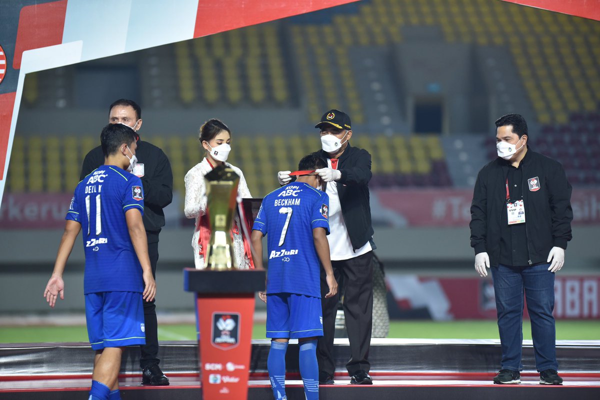 Bobotoh, saya meminta maaf dengan hasil yang kita terima kemarin. Saya tau ini menyangkut harga diri, akan tetapi saya berjanji kedepan saya akan terus belajar agar menjadi lebih baik dan semoga di Liga 1 tim ini dapat meraih hasil yang maksimal. Sekali lagi, mohon maaf, Bobotoh.