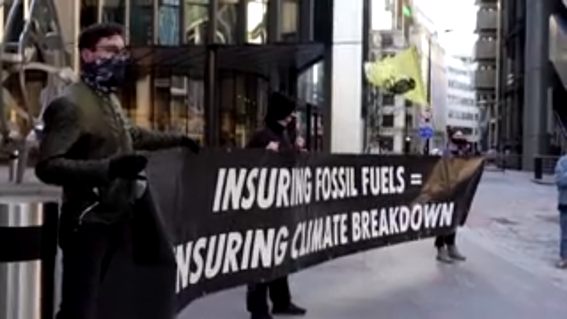 riesgoperm's tweet photo. Activistas descargan carbón falso a las puertas del Lloyd's de Londres para denunciar el apoyo de ese mercado a las industrias de combustibles fósiles. 
https://t.co/WnU1VpeWzE https://t.co/1eTDDMmtZ1
