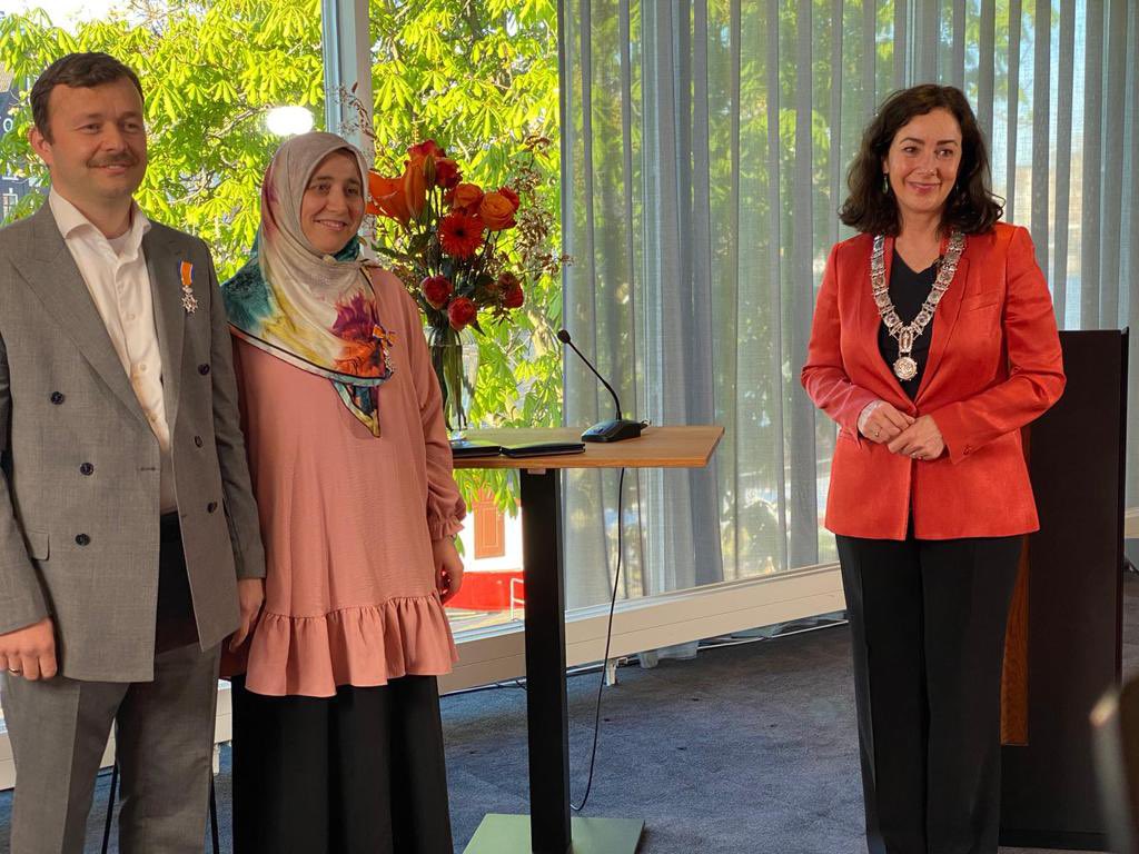 Onze vrijwilligers Mevlut Yilmaz en Fatma Yilmaz / Lapcin hebben een Koninklijke onderscheiding ontvangen van Burgemeester Femke Halsema Amsterdam. Gefeliciteerd! <a href="/AnimoZaandam/">Stichting Animo</a> <a href="/StgWitboek/">Stichting Witboek</a> <a href="/KunstSamenleven/">Kunst v/h Samenleven</a> #Lintjesregen #kunstvanhetsamenleven