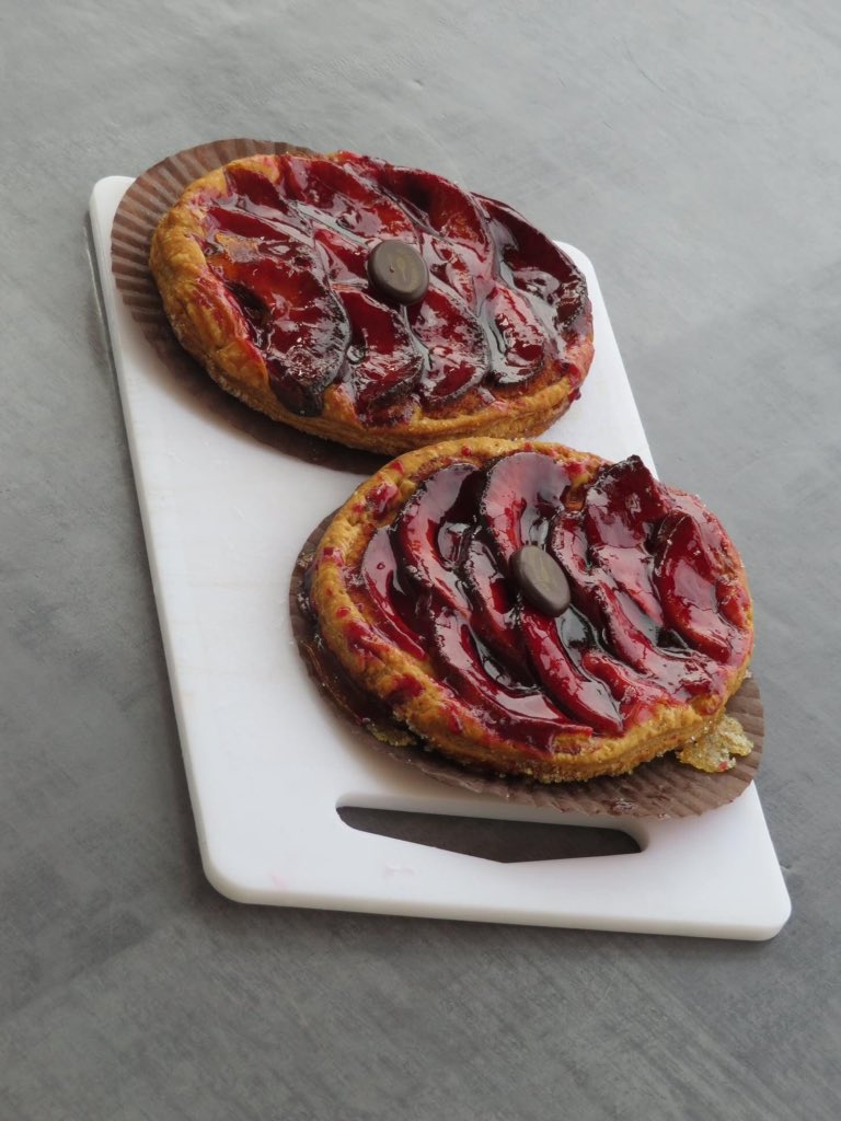 Pierre-Antoine, our young Boulanger decided to redo a cake remembered from his youth. La Vigneronn is a delectable buttery, caramel, Apple and red wine jelly tartlette. Very good indeed.