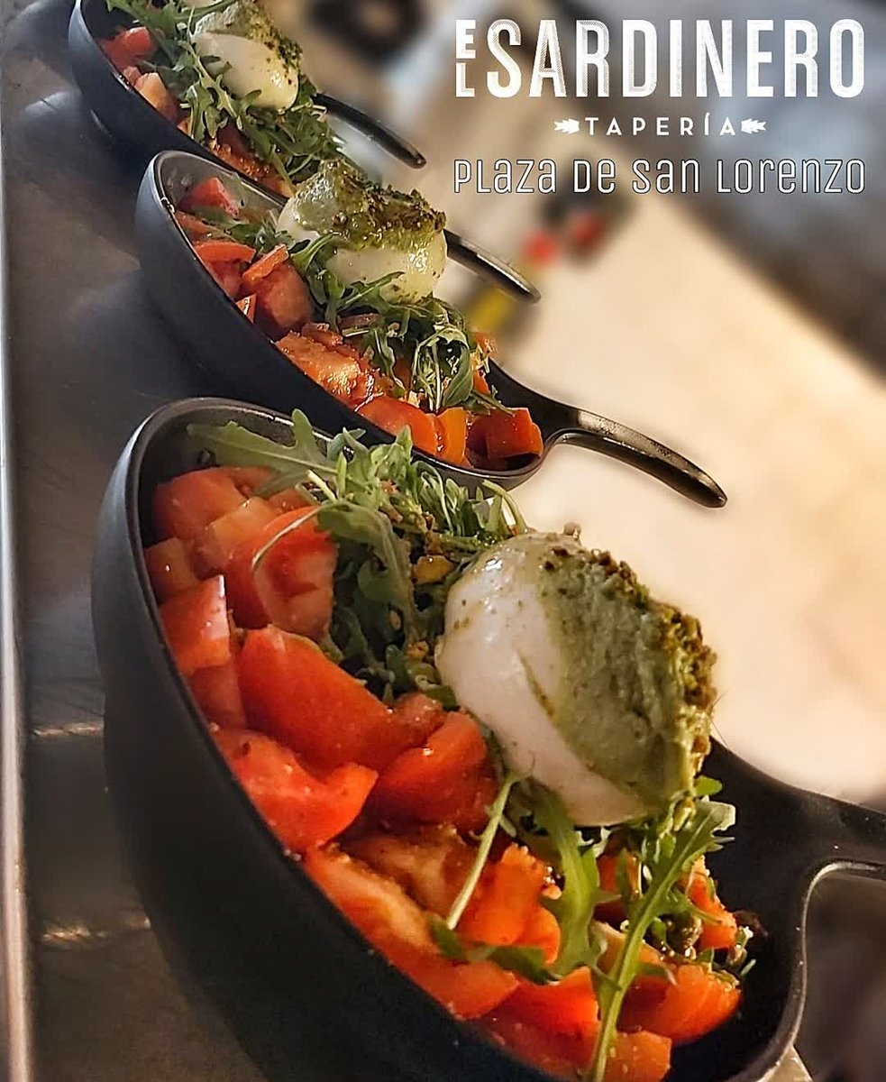 Marchando!!! ❤️❤️❤️

<a href="/LaVidaEnTapas/">La Vida</a> #Sevillahoy #TDSGastro #TdsActualidad #GastronomiaSevilla #food #foodporn #Seville #tapas #slowfood #Gastro #Marchando #Cocina #Cocinando #ElSardineroTapas #SameSameButDifferent