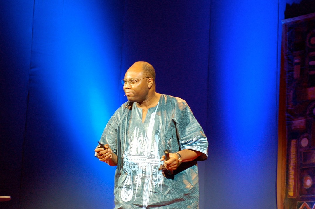 choneni_isl's tweet photo. Meet Seyi Oyesola, a Nigerian doctor who co-invented "hospital in a box". Frustrated with hospitals that are low on supplies and prone to outages, Dr Oyesola designed the mobile solar-powered operating room that can be set up within minutes in off-grid communities. #MCM #HEAPE https://t.co/VSzZr3HmaV