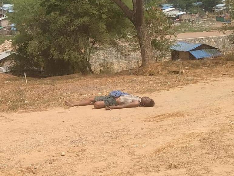 ArkarBoBo18's tweet photo. TW : Violence
This afternoon on #Mandalay TakonTine Highway: A man was lying down, his face was dark-brown and his mouth was bleeding.
#Apr26Coup
#WhatsHappeningInMyanmar https://t.co/TN5LdlUKt4