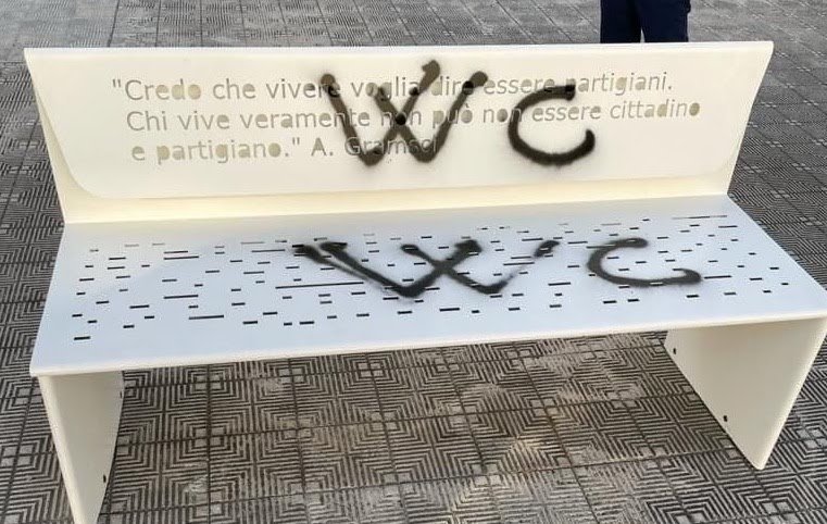 Non è durata nemmeno 24 ore. Così hanno ridotto la panchina dedicata ad Antonio Gramsci, inaugurata ieri  #25aprile in piazza Castello a Reggio Calabria.