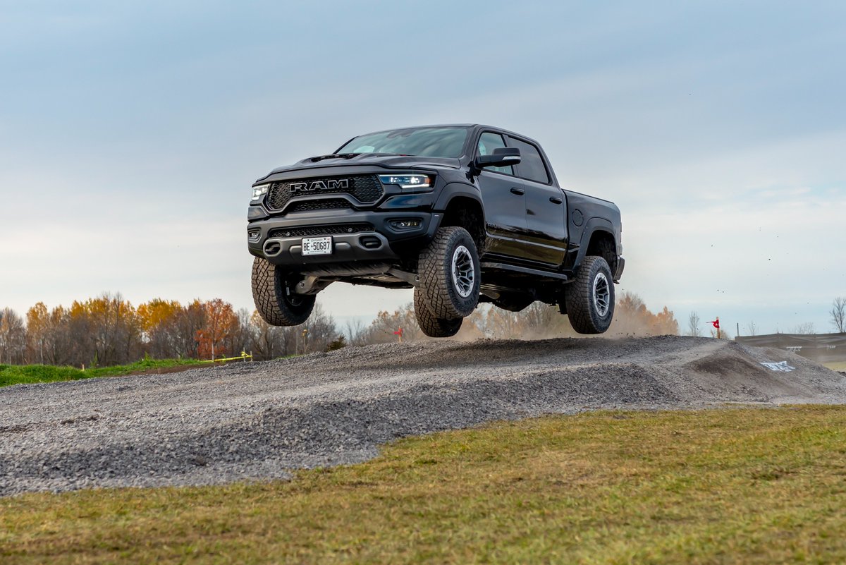 Пикап ram 1500 trx. Ram trx 2022 черный. Ram 1500 trx 2022. Категория на рам трх. Dodge ram trx.