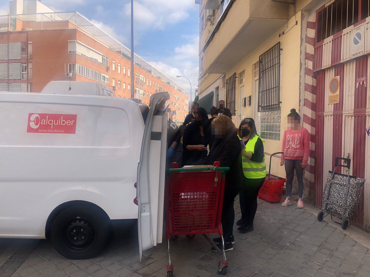 UNA REALIDAD MUY MALA

Cada día son mas las personas, familias enteras que necesitan de una ayuda para poder comer, cenar o que sus niños puedan tener un vaso de leche para desayunar, no es algo del pasado o del futuro, es el presente y  nadie esta completamente libre.