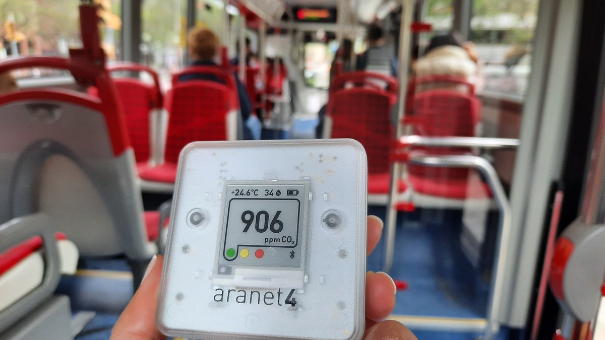 Con 12 personas en el bus, estamos a 900 ppm de CO2. <a href="/TMB_Barcelona/">TMB</a>, hay que mejorar. No necesitamos estar a 24C. Sí necesitamos más aire exterior. ¿Podéis abrir las ventanas del techo? #CovidEstaEnElAire
