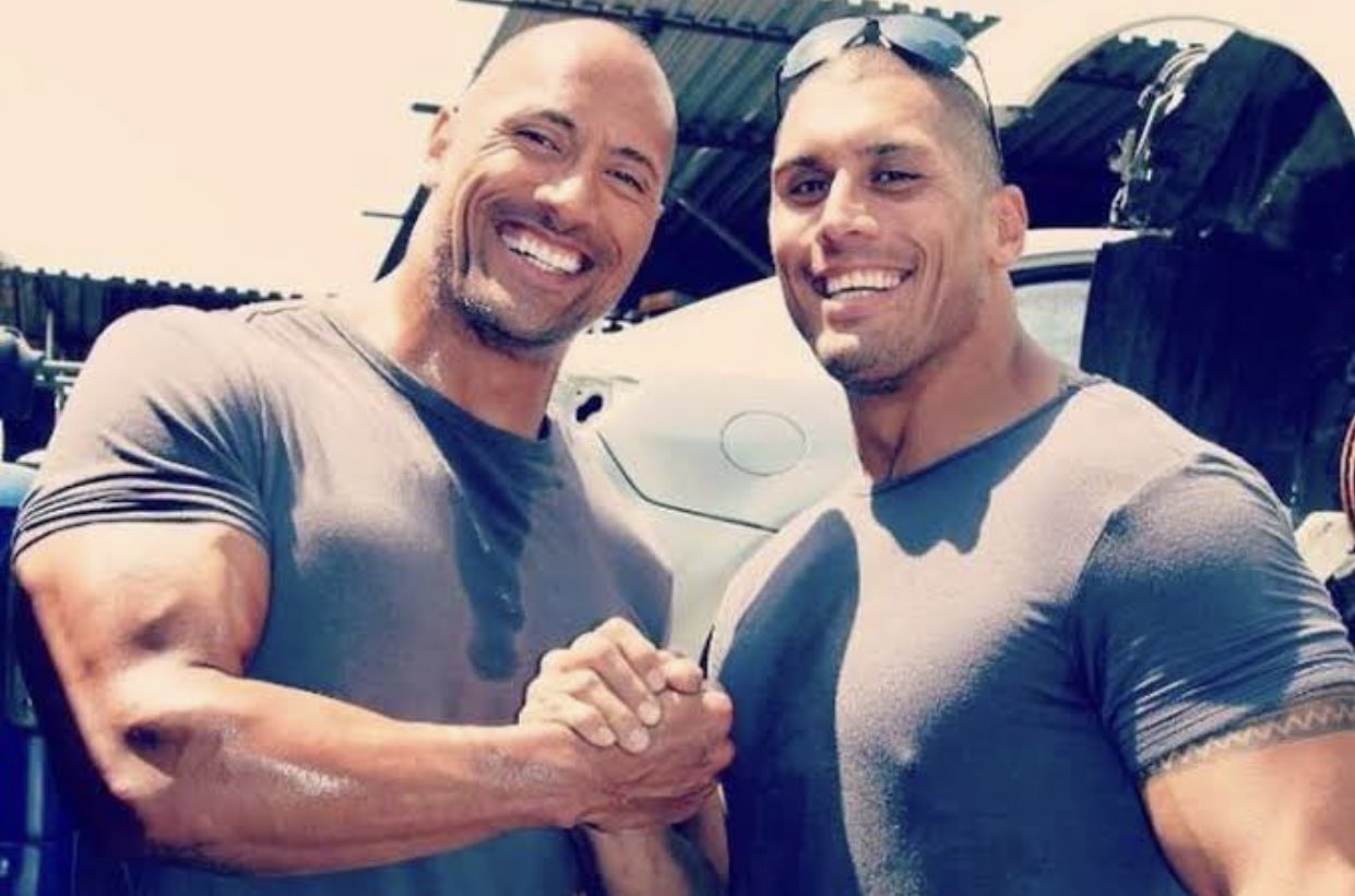 俳優とスタントマンのツーショットの中で 1人だけおかしな人がいる 話題の画像プラス