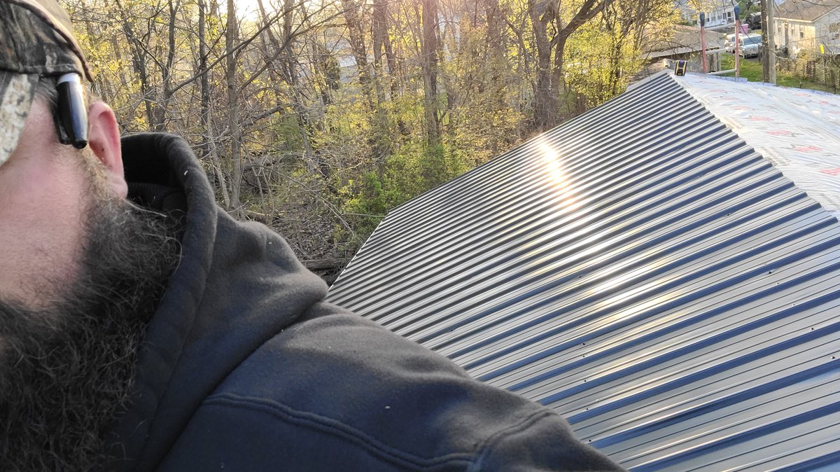 travzilla88's tweet photo. Gettin too old or too fat, not sure which yet. #roofing #roofer #grind https://t.co/NIzYt4yluz